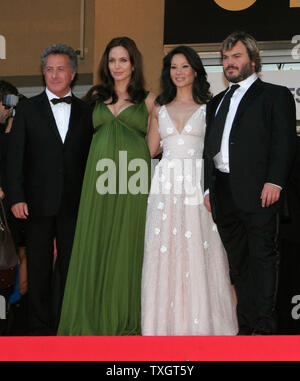 (L à R) Acteur Dustin Hoffman, actrices Angelina Jolie, Lucy Liu et l'acteur Jack Black arriver en haut des marches du Palais des Festivals avant un examen préalable de leur nouveau film 'Kung Fu Panda' lors de la 61e édition du Festival de Cannes à Cannes, France le 15 mai 2008. (Photo d'UPI/David Silpa) Banque D'Images