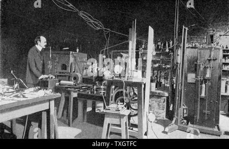 Joseph John Thomson (1856-1940), physicien britannique, découvreur de l'électron et pionnier de la physique nucléaire. Ici, au travail dans le laboratoire Cavendish de Cambridge. Banque D'Images