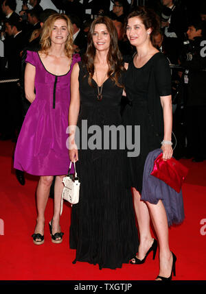 Actrices Anne Consigny (L), Chiara Mastroianni (C) et Emmanuelle Devos arrivent sur le tapis rouge avant la première mondiale du film 'Vicky Cristina Barcelona' lors de la 61e Festival du Film de Cannes (France) le 17 mai 2008. (Photo d'UPI/David Silpa) Banque D'Images