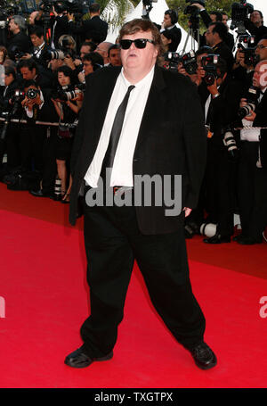 Cinéaste Michael Moore arrive sur le tapis rouge avant la première mondiale du film 'Indiana Jones 4 : Royaume du Crâne de Cristal' au cours de la 61e Festival du Film de Cannes (France) le 18 mai 2008. (Photo d'UPI/David Silpa) Banque D'Images