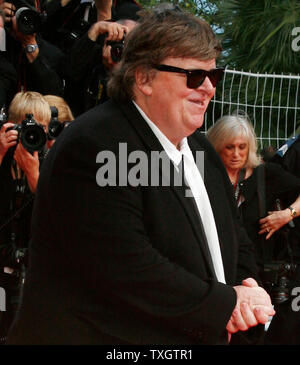 Cinéaste Michael Moore arrive sur le tapis rouge avant la première mondiale du film 'Indiana Jones 4 : Royaume du Crâne de Cristal' au cours de la 61e Festival du Film de Cannes (France) le 18 mai 2008. (Photo d'UPI/David Silpa) Banque D'Images