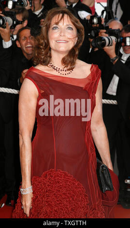 L'actrice Karen Allen arrive sur le tapis rouge avant la première mondiale du film 'Indiana Jones 4 : Royaume du Crâne de Cristal' au cours de la 61e Festival du Film de Cannes (France) le 18 mai 2008. (Photo d'UPI/David Silpa) Banque D'Images