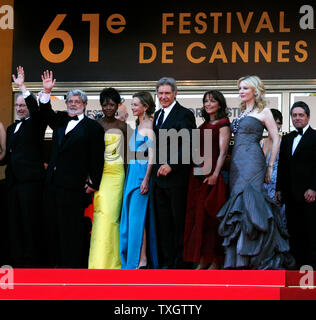 (De G à D) Réalisateur Steven Spielberg, producteur George Lucas et son épouse Melody Hoffman, l'actrice Calista Flockhart, Harrison Ford, acteur actrices Karen Allen et Cate Blanchett se tournent vers la foule du haut du tapis rouge du Palais des Festivals avant la première mondiale du film 'Indiana Jones 4 : Royaume du Crâne de Cristal' au cours de la 61e Festival du Film de Cannes (France) le 18 mai 2008. (Photo d'UPI/David Silpa) Banque D'Images