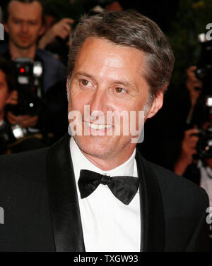 Présentateur Antoine de Caunes arrive sur le tapis rouge avant la projection du film "l'échange" au cours du 61e Festival du Film de Cannes (France) le 20 mai 2008. (Photo d'UPI/David Silpa) Banque D'Images