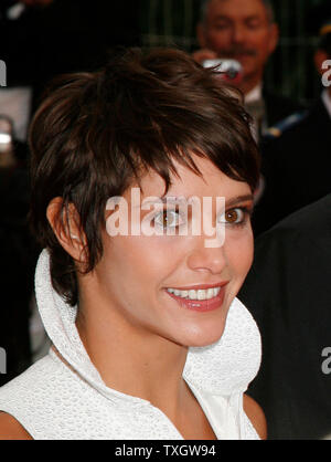 L'actrice Emma de Caunes arrive sur le tapis rouge avant la projection du film "l'échange" au cours du 61e Festival du Film de Cannes (France) le 20 mai 2008. (Photo d'UPI/David Silpa) Banque D'Images