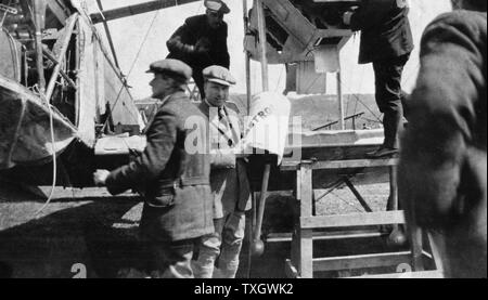 John William Alcock (1892-1919) et Arthur Whitten Brown (1886-1948) aviateurs britanniques. Premiers hommes de voler non-stop de l'Atlantique, le 14 juin 1919. Banque D'Images