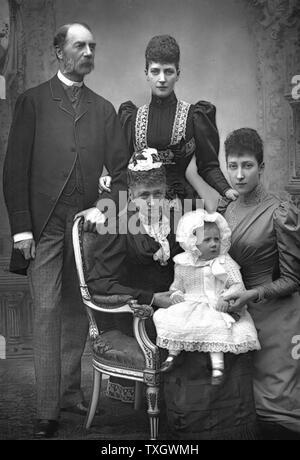 Alexandra de Danemark (1844-1925), princesse de Galles, épouse du futur Édouard VII, avec son père Kristian IX de Danemark (1818-1906), sa mère, sa fille la Duchesse de Fife, et grand-mère Alexandra. Quatre générations Photographie publié 1890-94 Woodburytype Banque D'Images