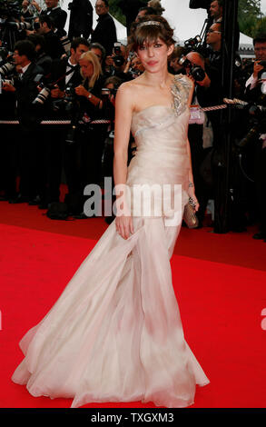 L'actrice Lou Doillon arrive sur le tapis rouge avant la projection du film 'La prise de Palerme' au cours de la 61e Festival du Film de Cannes (France) le 24 mai 2008. (Photo d'UPI/David Silpa) Banque D'Images