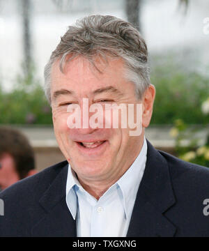 L'acteur Robert De Niro arrive à un photocall pour le film 'ce qui vient de se passer ?" au cours de la 61e Festival du Film de Cannes (France) le 25 mai 2008. (Photo d'UPI/David Silpa) Banque D'Images