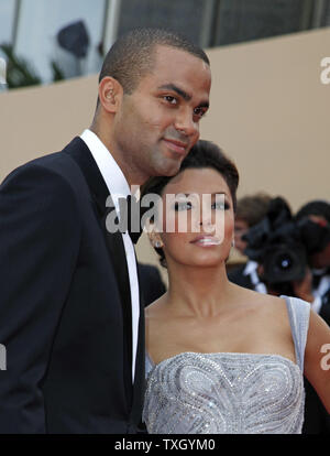 Actrice Eva Longoria Parker et son mari star de la NBA Tony Parker arrivent sur le tapis rouge avant la projection du film "Bright Star" au 62e Festival du Film de Cannes, France, le 15 mai 2009. (Photo d'UPI/David Silpa) Banque D'Images