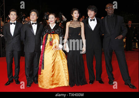 (De G à D) Directeur Chan-Wook Park, acteurs Kim Ok-Vin, Kim Hae-Sook, Song Kang-Ho, Shin Ha-Kyun et Eriq Ebouaney arrivent sur le tapis rouge avant la projection du film "soif" au 62e Festival du Film de Cannes, France, le 15 mai 2009. (Photo d'UPI/David Silpa) Banque D'Images