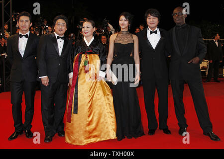 (De G à D) Directeur Chan-Wook Park, acteurs Kim Ok-Vin, Kim Hae-Sook, Song Kang-Ho, Shin Ha-Kyun et Eriq Ebouaney arrivent sur le tapis rouge avant la projection du film "soif" au 62e Festival du Film de Cannes, France, le 15 mai 2009. (Photo d'UPI/David Silpa) Banque D'Images