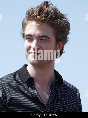 L'acteur Robert Pattinson arrive à un photocall pour le film "La Saga Twilight : Tentation" au 62e Festival du Film de Cannes (France) le 19 mai 2009. (Photo d'UPI/David Silpa) Banque D'Images