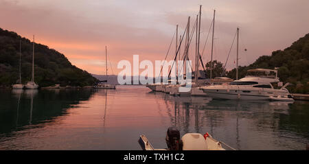 Coucher du soleil d'été chaud dans la marina. Banque D'Images