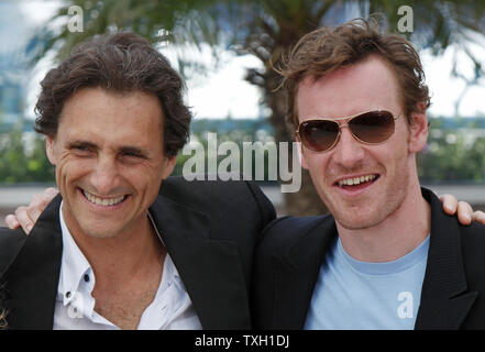 Producteur Lawrence Bender (L) et l'acteur Michael Fassbender arrivent à un photocall pour le film "Inglourious Basterds" au 62e Festival du Film de Cannes (France) le 20 mai 2009. (Photo d'UPI/David Silpa) Banque D'Images