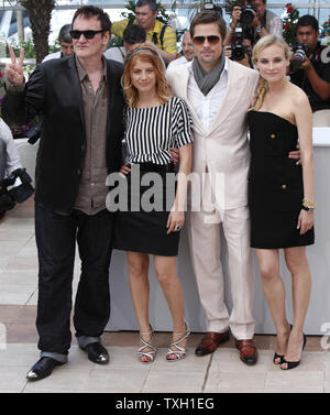 (De G à D) Directeur Quentin Tarantino, l'actrice Mélanie Laurent, l'acteur Brad Pitt et l'actrice Diane Kruger arrivent à un photocall pour le film "Inglourious Basterds" au 62e Festival du Film de Cannes (France) le 20 mai 2009. (Photo d'UPI/David Silpa) Banque D'Images