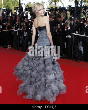 Natasha Poly modèle arrive sur le tapis rouge avant la projection du film "Inglourious Basterds" au 62e Festival du Film de Cannes (France) le 20 mai 2009. (Photo d'UPI/David Silpa) Banque D'Images