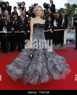 Natasha Poly modèle arrive sur le tapis rouge avant la projection du film "Inglourious Basterds" au 62e Festival du Film de Cannes (France) le 20 mai 2009. (Photo d'UPI/David Silpa) Banque D'Images