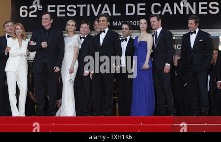 La distribution et l'équipe du film 'Inglourious Basterds', notamment Mélanie Laurent, Quentin Tarantino, Diane Kruger, Mike Myers, Lawrence Bender, Michael Fassbender, Christoph Waltz et Brad Pitt arrivent sur le tapis rouge avant la projection du film "Inglourious Basterds" au 62e Festival du Film de Cannes (France) le 20 mai 2009. (Photo d'UPI/David Silpa) Banque D'Images