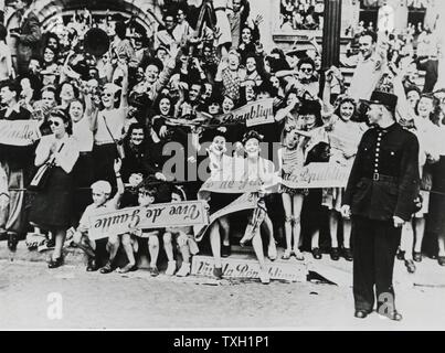 Libération de Paris, août 1944, des civils français célébrer la libération de Paris en 1944. La Seconde Guerre mondiale. Banque D'Images