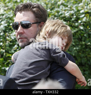 Russell Crowe porte son fils Tennyson après un photocall pour le film 'Robin des Bois' au 63e congrès annuel international du Film de Cannes à Cannes, France le 12 mai 2010. UPI/David Silpa Banque D'Images