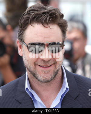 Russell Crowe arrive à un photocall pour le film 'Robin des Bois' au 63e congrès annuel international du Film de Cannes à Cannes, France le 12 mai 2010. UPI/David Silpa Banque D'Images