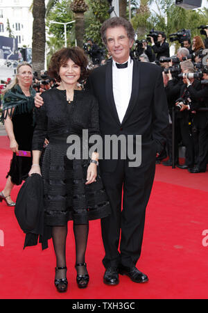 Jack Lang et son épouse Monique Buczynski arrivent sur le tapis rouge avant la projection du film 'Robin des Bois' lors de la cérémonie d'ouverture de la 63e congrès annuel international du Film de Cannes à Cannes, France le 12 mai 2010. UPI/David Silpa Banque D'Images
