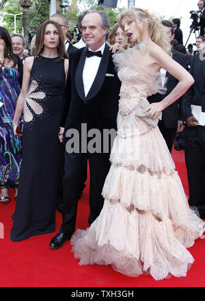 Elsa Zylberstein (G), Ministre français de la Culture Frédéric Mitterrand (C) et Arielle Dombasle arrivent sur le tapis rouge avant la projection du film 'Robin des Bois' lors de la cérémonie d'ouverture de la 63e congrès annuel international du Film de Cannes à Cannes, France le 12 mai 2010. UPI/David Silpa Banque D'Images