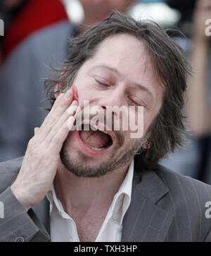 Mathieu Amalric arrive à un photocall pour le film "Tournée" au 63e congrès annuel international du Film de Cannes à Cannes, France le 13 mai 2010. UPI/David Silpa Banque D'Images