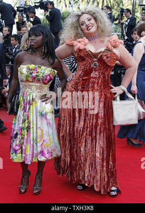 Surya Bonaly (L) et de velours d'amour arrivent sur le tapis rouge avant la projection du film 'Tournée' au cours de la 63e congrès annuel international du Film de Cannes à Cannes, France le 13 mai 2010. UPI/David Silpa Banque D'Images