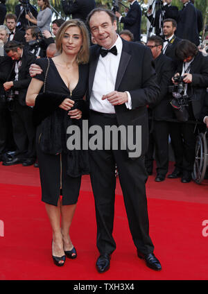 Xavier Couture et son épouse arrivent sur le tapis rouge avant la projection du film "Wall Street : l'argent ne dort jamais" au cours de la 63e congrès annuel international du Film de Cannes à Cannes, France le 14 mai 2010. UPI/David Silpa Banque D'Images