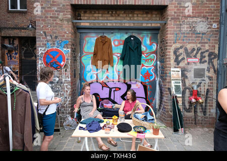 Leipzig, Allemagne. 22 Juin, 2019. Un marché aux puces s'élèvent à une ancienne usine au cours d'un festival de rue "Bohei & Tamtam' dans le quartier de Plagwitz. Credit : Sebastian Willnow/dpa-Zentralbild/ZB/dpa/Alamy Live News Banque D'Images