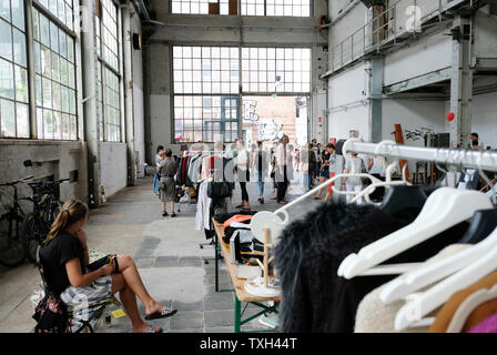 Leipzig, Allemagne. 22 Juin, 2019. Les étals de marché aux puces dans une ancienne usine hall lors d'un festival de rue "Bohei & Tamtam' dans le quartier de Plagwitz. Credit : Sebastian Willnow/dpa-Zentralbild/ZB/dpa/Alamy Live News Banque D'Images