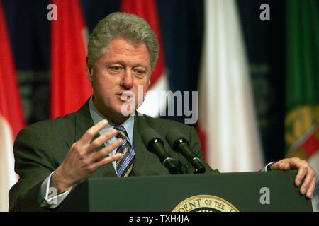William Jefferson "Bill" Clinton, 42e président des États-Unis d'Amérique (1993-2001), donnant une conférence de presse à l'Amphithéâtre de l'ITC Reagan Building Banque D'Images