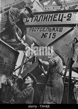 Les hommes et les femmes travailleurs dans une usine de moissonneuses-batteuses Rostov-sur-Don, URSS - 1930-1940 Banque D'Images