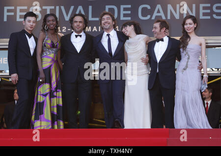 (De R À L) Martina Garcia, Eduard Fernandez, Maricel Alvarez, Javier Bardem, Alejandro Gonzalez Inarritu, Diaryatou Daff et client arrive en haut des marches du Palais des Festivals avant la projection du film 'Biutiful' au cours de la 63e congrès annuel international du Film de Cannes à Cannes, France le 17 mai 2010. UPI/David Silpa Banque D'Images