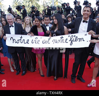 L'artiste français Ben (L) est titulaire d'une banderole "Notre vie est notre film' sur le tapis rouge avant la projection du film 'Biutiful' au cours de la 63e congrès annuel international du Film de Cannes à Cannes, France le 17 mai 2010. UPI/David Silpa Banque D'Images