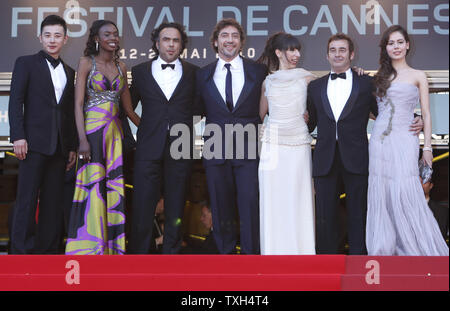 (De R À L) Martina Garcia, Eduard Fernandez, Maricel Alvarez, Javier Bardem, Alejandro Gonzalez Inarritu, Diaryatou Daff et client arrive en haut des marches du Palais des Festivals avant la projection du film 'Biutiful' au cours de la 63e congrès annuel international du Film de Cannes à Cannes, France le 17 mai 2010. UPI/David Silpa Banque D'Images