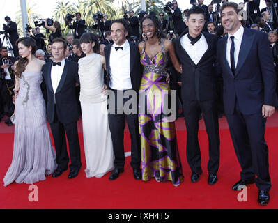 (De G à D) Martina Garcia, Eduard Fernandez, Maricel Alvarez, Alejandro Gonzalez Inarritu, Diaryatou Daff, guest et Javier Bardem arrivent sur le tapis rouge avant la projection du film 'Biutiful' au cours de la 63e congrès annuel international du Film de Cannes à Cannes, France le 17 mai 2010. UPI/David Silpa Banque D'Images