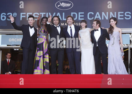 (De R À L) Martina Garcia, Eduard Fernandez, Maricel Alvarez, Javier Bardem, Alejandro Gonzalez Inarritu, Diaryatou Daff et client arrive en haut des marches du Palais des Festivals avant la projection du film 'Biutiful' au cours de la 63e congrès annuel international du Film de Cannes à Cannes, France le 17 mai 2010. UPI/David Silpa Banque D'Images