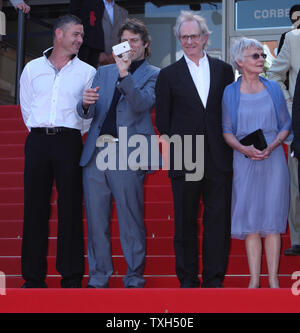 (De G à D) L'invité, John Bishop, Ken Loach et sa femme Lesley Ashton arrivent sur les marches du Palais des Festival avant la projection du film 'route' irlandais au cours de la 63e congrès annuel international du Film de Cannes à Cannes, France le 20 mai 2010. UPI/David Silpa Banque D'Images
