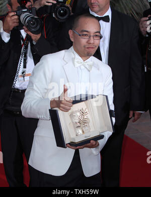 Apichatpong Weerasethakul arrive à l'occasion du photocall après avoir remporté la Palme d'Or pour le film "Oncle Boonmee, celui qui se souvient de ses vies antérieures" au 63e congrès annuel international du Film de Cannes à Cannes, France le 23 mai 2010. UPI/David Silpa Banque D'Images