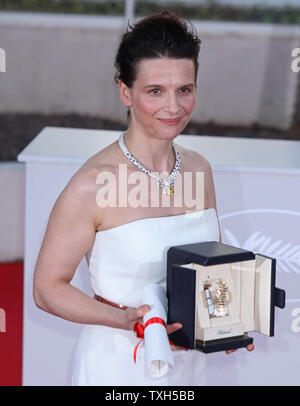 Juliette Binoche arrive à l'occasion du photocall après avoir remporté la meilleure performance pour une actrice pour le film "copie certifiée conforme" au 63e congrès annuel international du Film de Cannes à Cannes, France le 23 mai 2010. UPI/David Silpa Banque D'Images