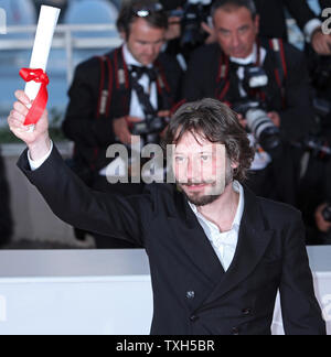 Mathieu Amalric arrive à l'occasion du photocall après avoir remporté le prix du meilleur réalisateur pour le film 'Tournée (On Tour)' à la 63e assemblée annuelle du Festival International du Film de Cannes à Cannes, France le 23 mai 2010. UPI/David Silpa Banque D'Images