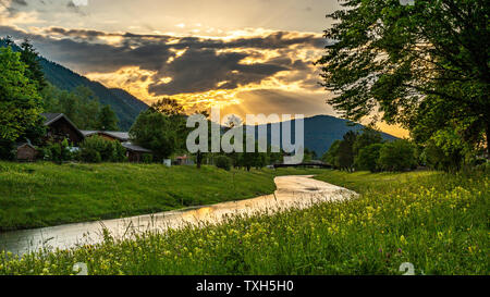 Coucher du soleil à la rivière ammer à Oberammergau, Allemagne Banque D'Images