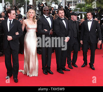 (De G à D) Benoît Magimel, Diane Kruger, Djimon Hounsou, Denis Menochet et invité avec Raphael Personnaz arrivent sur le tapis rouge avant la projection du film 'Sleeping Beauty' lors de la 64e assemblée annuelle du Festival International du Film de Cannes à Cannes, France le 12 mai 2011. UPI/David Silpa Banque D'Images