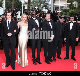 (De G à D) Benoît Magimel, Diane Kruger, Djimon Hounsou, Denis Menochet et invité avec Raphael Personnaz arrivent sur le tapis rouge avant la projection du film 'Sleeping Beauty' lors de la 64e assemblée annuelle du Festival International du Film de Cannes à Cannes, France le 12 mai 2011. UPI/David Silpa Banque D'Images