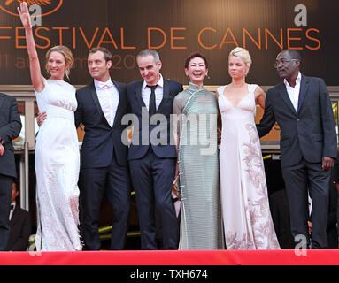 (De G à D) membres du jury Uma Thurman, Jude Law, Olivier Assayas, Nansun Shi, Linn Ullmann et Mahamat-Saleh Haroun arrivent sur le tapis rouge avant la projection du film 'Pirates Des Caraïbes : Sur Stranger Tides' lors de la 64e assemblée annuelle du Festival International du Film de Cannes à Cannes, France le 14 mai 2011. UPI/David Silpa Banque D'Images