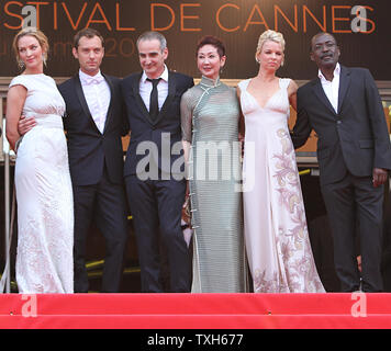 (De G à D) membres du jury Uma Thurman, Jude Law, Olivier Assayas, Nansun Shi, Linn Ullmann et Mahamat-Saleh Haroun arrivent sur le tapis rouge avant la projection du film 'Pirates Des Caraïbes : Sur Stranger Tides' lors de la 64e assemblée annuelle du Festival International du Film de Cannes à Cannes, France le 14 mai 2011. UPI/David Silpa Banque D'Images