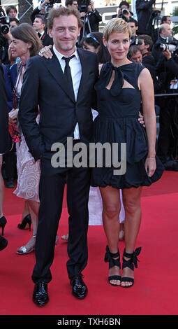 Jean-Paul Rouve (L) et Judith Godreche arrivent sur le tapis rouge avant la projection du film 'l'artiste' lors de la 64e assemblée annuelle du Festival International du Film de Cannes à Cannes, France le 15 mai 2011. UPI/David Silpa Banque D'Images